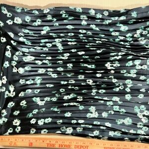 Simply Vera Wang knee-length pleaded floral green and black skirt